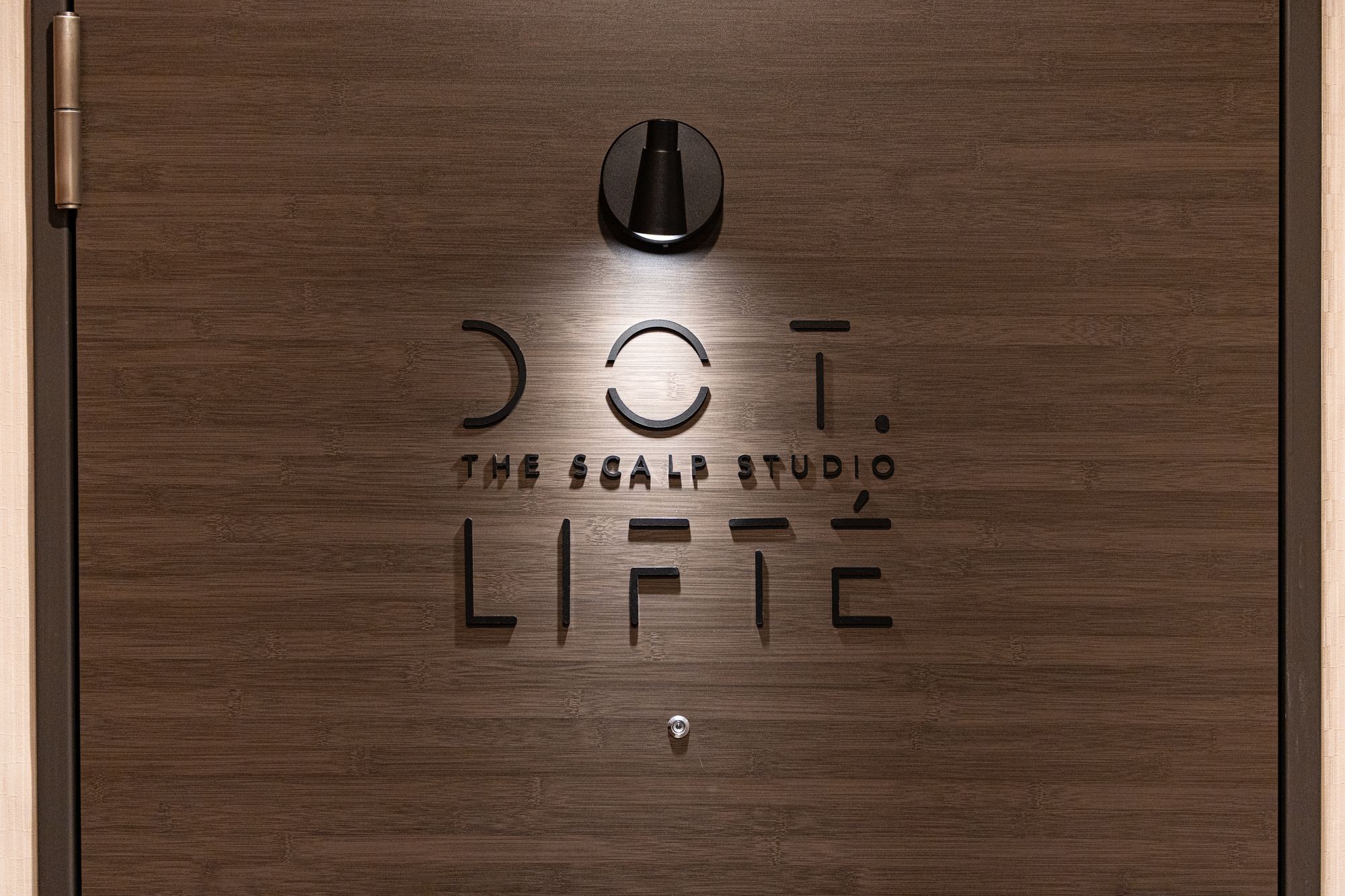 DOT.とLIFTÉの看板が並ぶサロンの扉